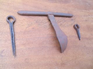 Cerrojo antiguo con agarre curvo, 19.5 cm.