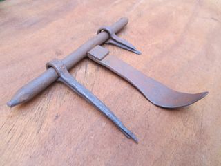 Cerrojo antiguo con agarre curvo, 19.5 cm.