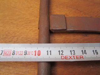 Cerrojo antiguo con agarre curvo, 19.5 cm.