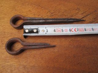 Cerrojo antiguo con agarre curvo, 19.5 cm.