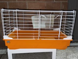 Gabbia per cavie arancione.