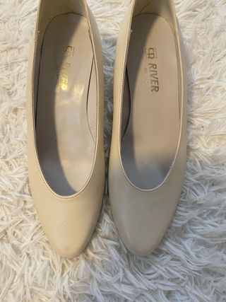 Zapatos de salón River beige talla 38