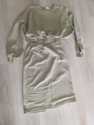 Conjunto sudadera y falda verde oliva