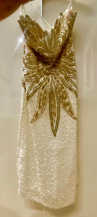 Vestido blanco con pedrería dorada