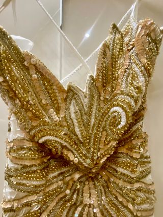 Vestido blanco con pedrería dorada