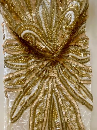 Vestido blanco con pedrería dorada