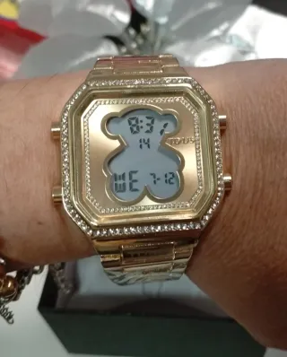Reloj Digital Tous Dorado.
