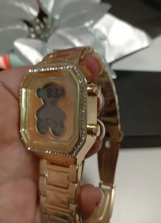 Reloj Digital Tous Dorado.