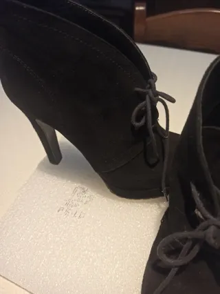 Stivaletti neri con lacci