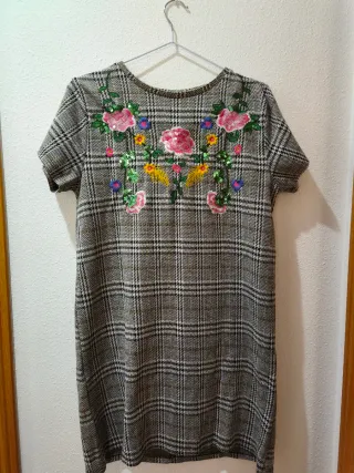 Vestido cuadros flores bordadas gris rosa