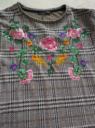 Vestido cuadros flores bordadas gris rosa