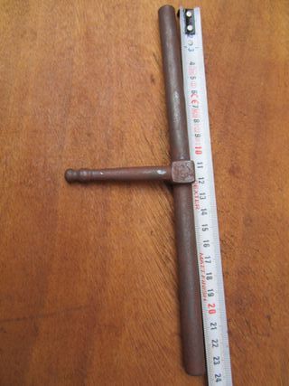 Cerrojo antiguo de hierro forjado, 23.5 cm ancho.