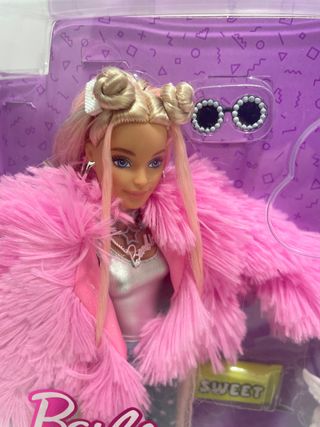 Barbie Extra con cappotto rosa