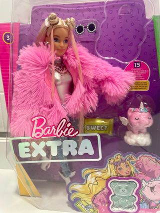 Barbie Extra con cappotto rosa