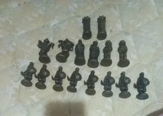 Ajedrez de soldados metálicos