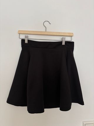 Falda negra tiro alto Stradivarius