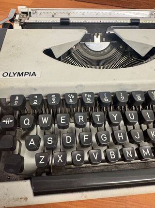 Máquina de escribir Olympia Traveller de Luxe