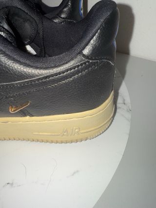 Nike Air Force 1 nere oro