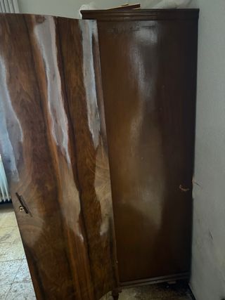 Armario antiguo de madera para restaurar