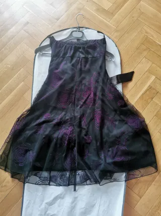 Vestido negro y morado con flores