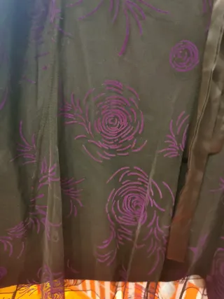 Vestido negro y morado con flores