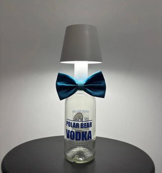 Lampada Vodka Polar Bear con Papillon Blu