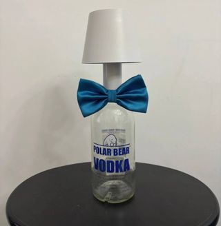 Lampada Vodka Polar Bear con Papillon Blu