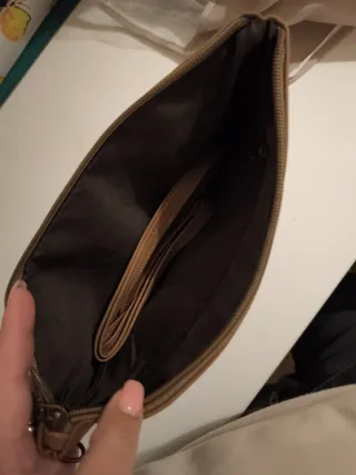 Bolso de mano marrón con estrella plateada