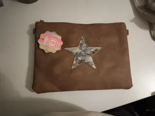 Bolso de mano marrón con estrella plateada