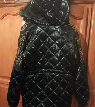 Abrigo negro acolchado con detalles dorados