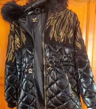 Abrigo negro acolchado con detalles dorados