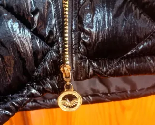 Abrigo negro acolchado con detalles dorados