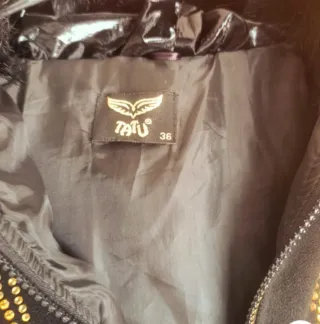 Abrigo negro acolchado con detalles dorados