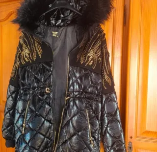 Abrigo negro acolchado con detalles dorados