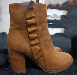 Lote 3 pares botines 2 son negros y otro Camel