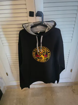 Sudadera Negra Cobra Kai Strike First Hard