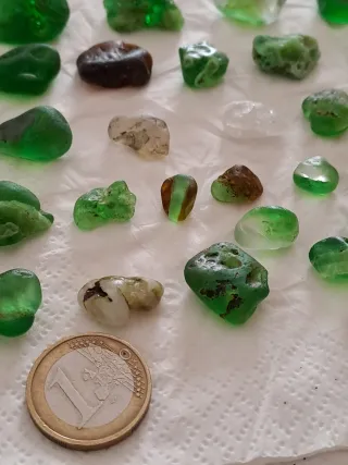 Vetrini di mare bicolore levigati. Lotto 54 pezzi.