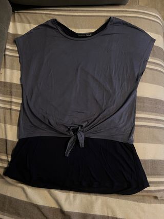 Camiseta deportiva Oysho gris y negra