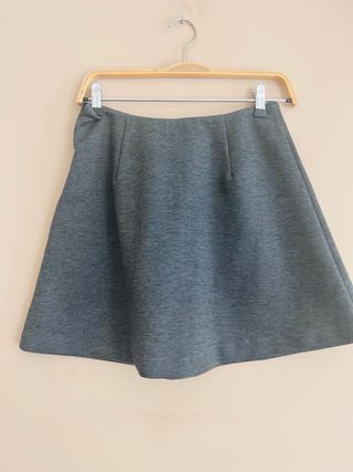 Falda gris con pedrería plateada