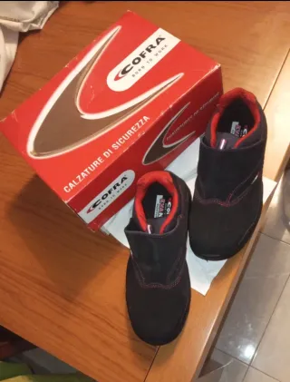 Zapatos de seguridad COFRA negros y rojos número42