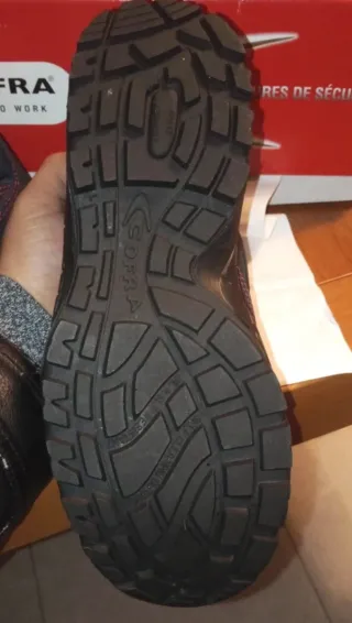 Zapatos de seguridad COFRA negros y rojos número42