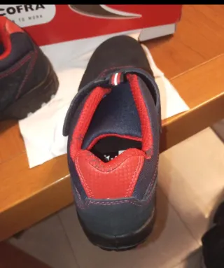 Zapatos de seguridad COFRA negros y rojos número42