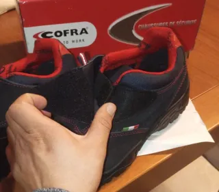 Zapatos de seguridad COFRA negros y rojos número42