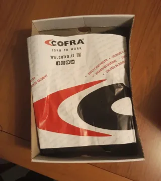 Zapatos de seguridad COFRA negros y rojos número42