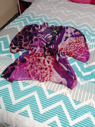 Blusa azul con estampado blanco