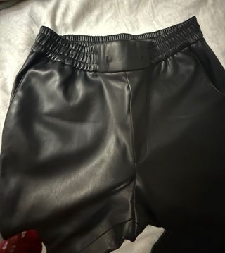 Pantalones negros efecto piel