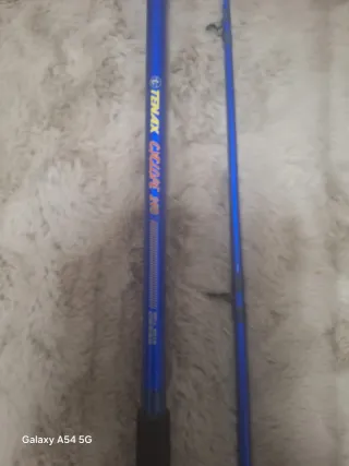 Caña de pescar azul con funda