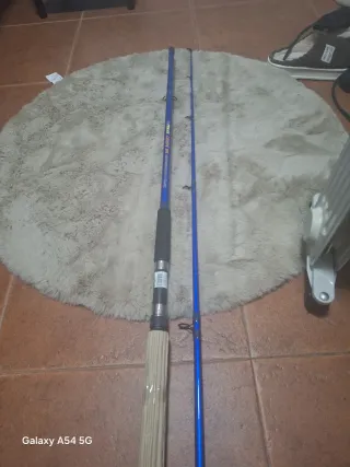 Caña de pescar azul con funda