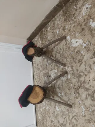 Dos figuras de madera tipo caganer