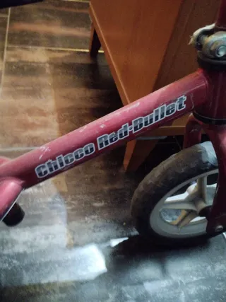 Bicicleta de equilibrio infantil roja